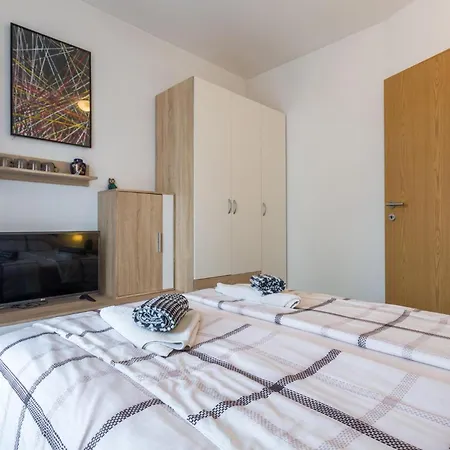 3 Bedroom Awesome In Holiday home *