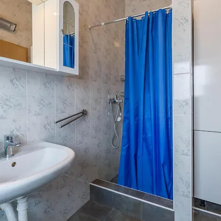 3 Bedroom Awesome In Holiday home *