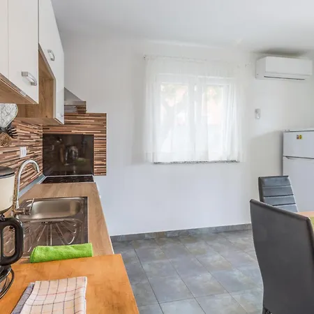 3 Bedroom Awesome In Holiday home *