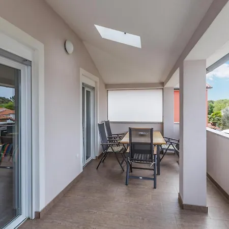 3 Bedroom Awesome In Holiday home *