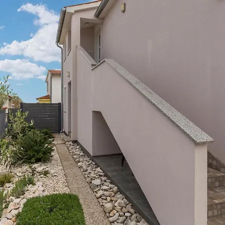 Holiday home 3 Bedroom Awesome In Barbariga
